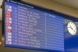 Pour que La Poste et les CFF restent des services publics