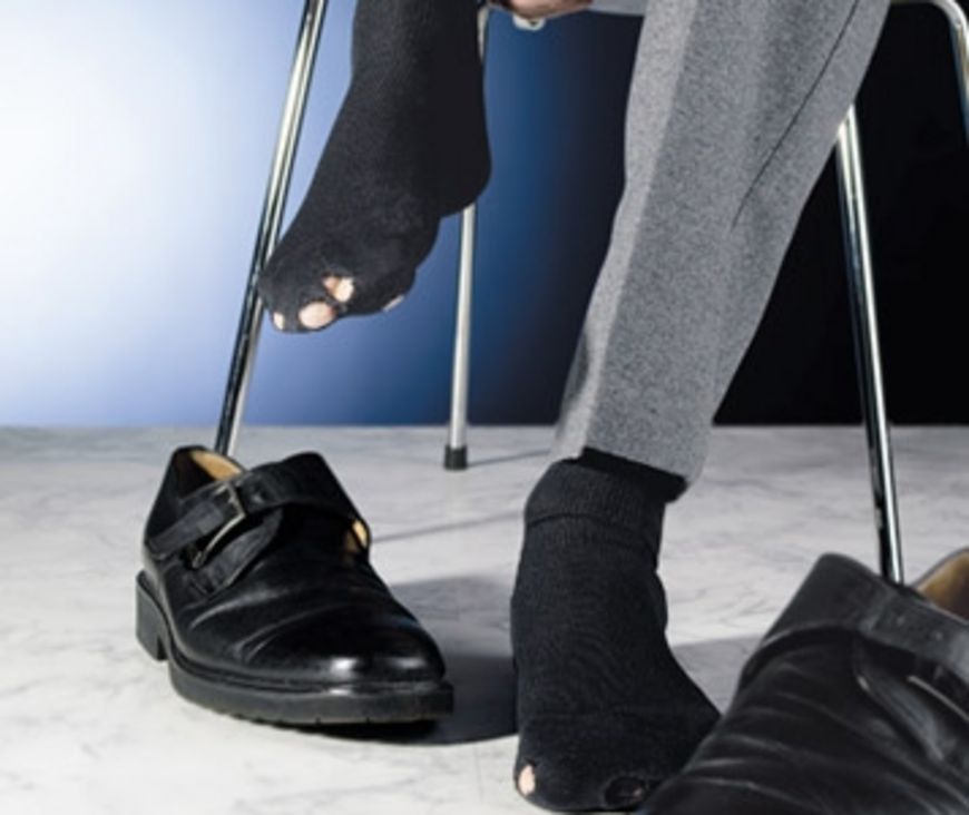 un trou dans les chaussettes neuves