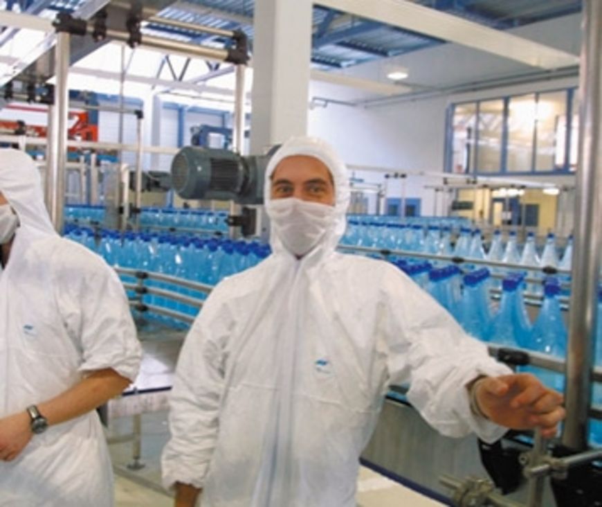l’eau n’est troublée que par le PET